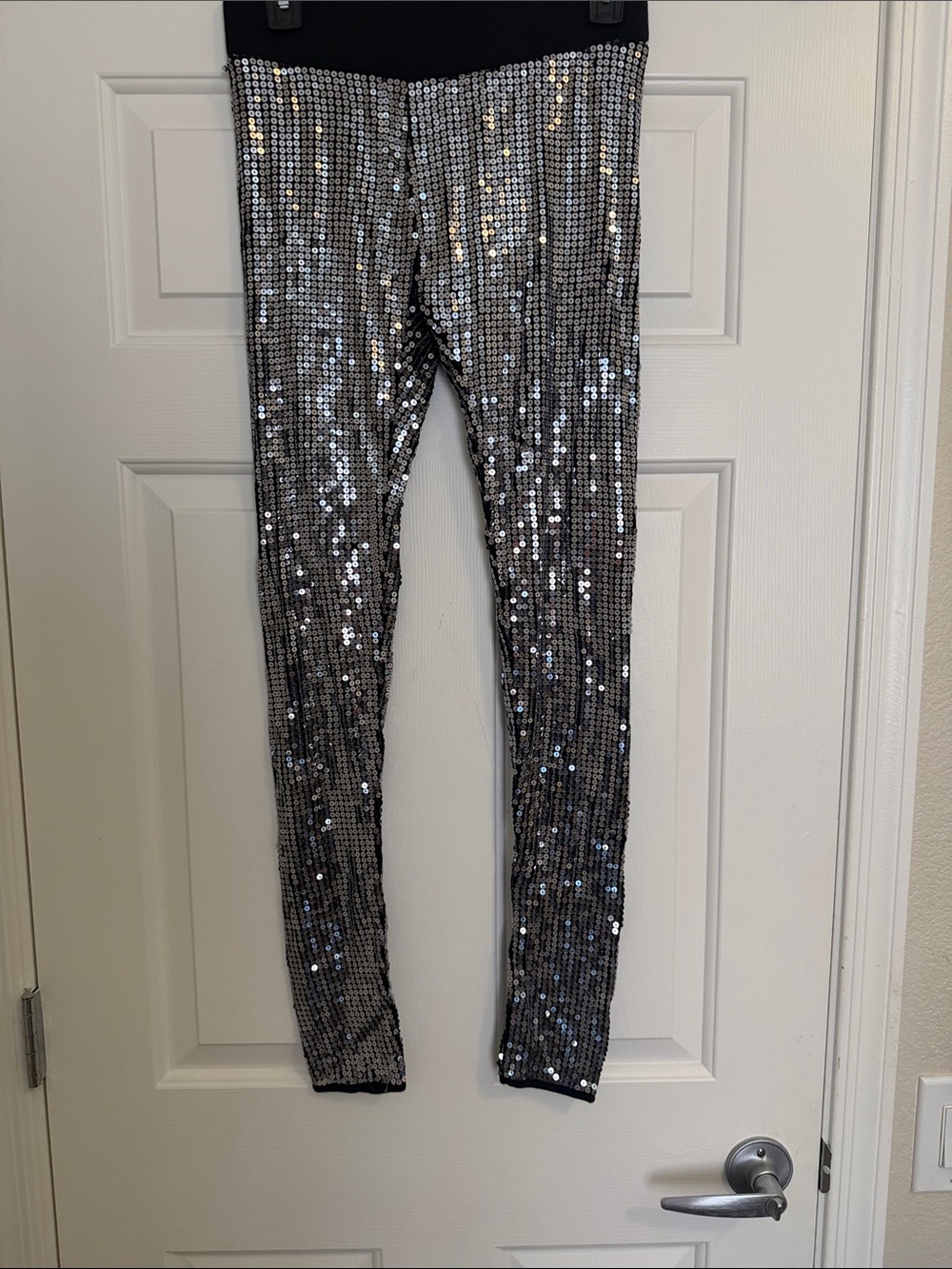 Romeo & Juliet Couture Silver Sequin Leggings, Size L, waist-28”Stretchy, NWOT